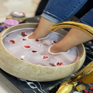 مرکز تخصصی کاشت ناخن سیاه سفید بهترین سالن پدیکور و مانیکور در تبریز